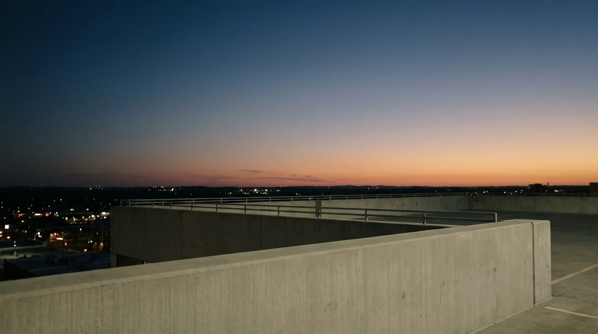 Abendhimmel über der Betonkante eines modernen Gebäudes