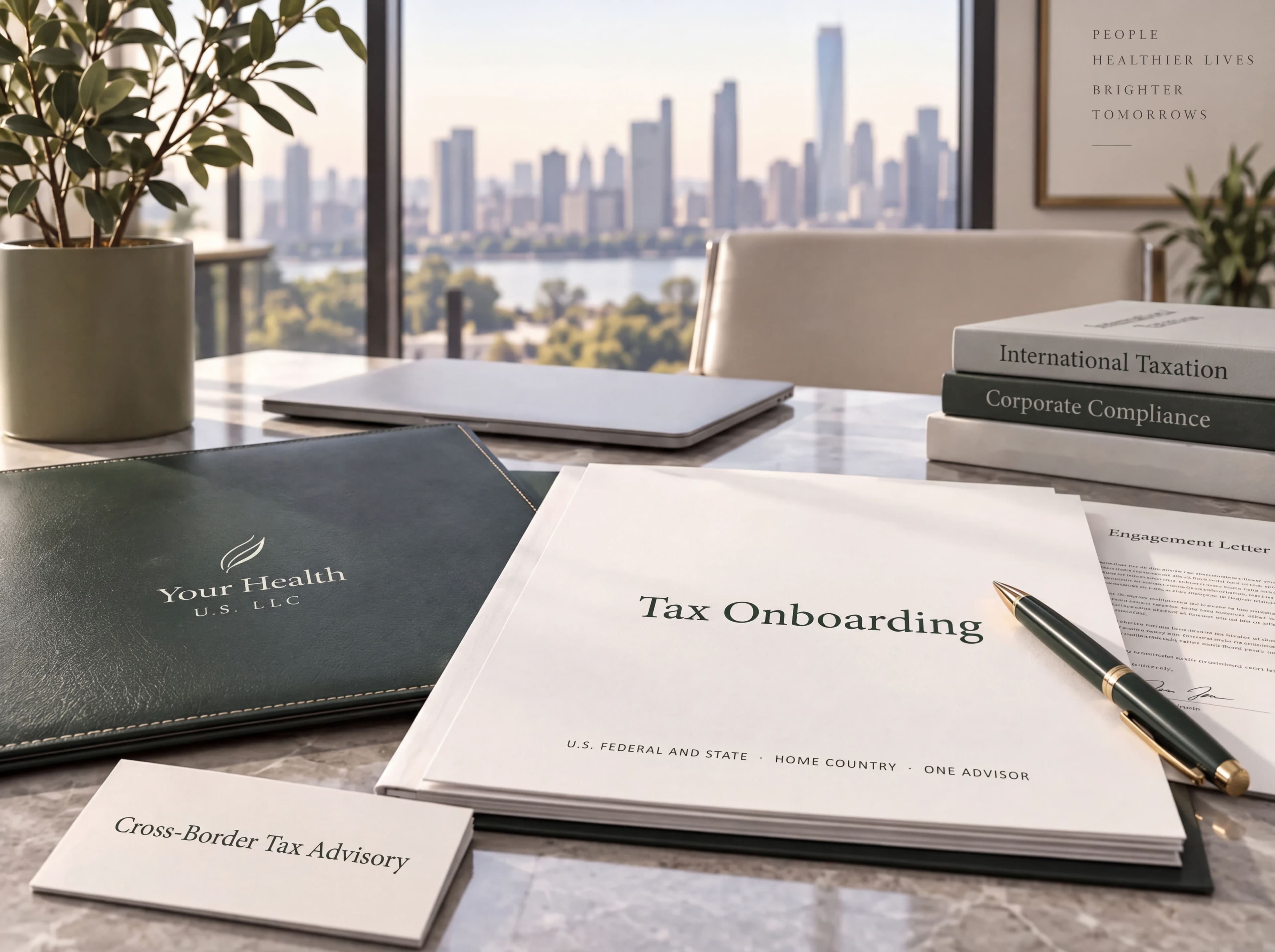 Unterlagen zum steuerlichen Onboarding auf einem Schreibtisch: Mappe der eigenen US-Gesellschaft, Dokument „Tax Onboarding“, Mandatsvereinbarung und Visitenkarte einer grenzüberschreitenden Steuerberatung